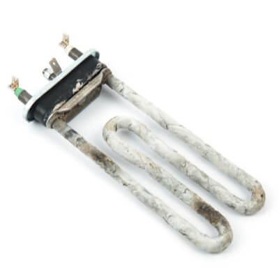 Sehr stark verkalkter Heizstab einer Waschmaschine, die Rohre sind weiß ummantelt, ein klares Zeichen für Kalk und hartes Wasser. Kalkfilter können helfen kalkhaltiges Wasser durch ein natürliches Verfahren zu enthärten