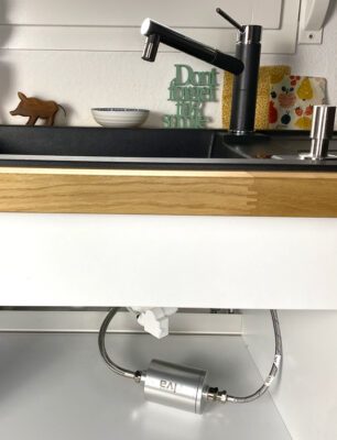 riva ALVA Aktivkohlefilter gegen Mikroplastik ist unter der Spüle verbaut