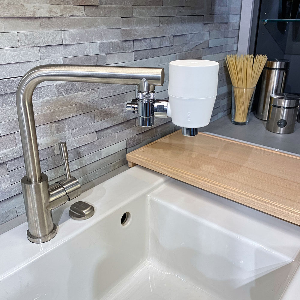 Ein Wasserfilter der Firma riva Wasserfilter, welcher direkt am Wasserhahn angeschlossen ist. Der Wasserfilter ist ein Aktivkohlefilter, welcher PFAS aus dem Wasser filtern kann.