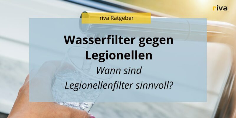 Titelbild für einen Ratgeber, auf der Grafik steht Wasserfilter gegen Legionellen, wann sind Legionellenfilter sinnvoll? Im Hintergrund sieht man eine Hand, die ein Glas hält und sich Wasser an einem Wasserhahn holt
