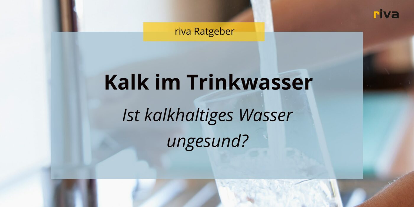 Titelbild für einen Ratgeber über kalkhatltiges Wasser, auf der Grafik steht Kalk im Trinkwasser, ist kalkhaltiges Wasser ungesund? Im Hintergrund sieht man ein Glas in welches Wasser aus einem Wasserhahn eingefüllt wird