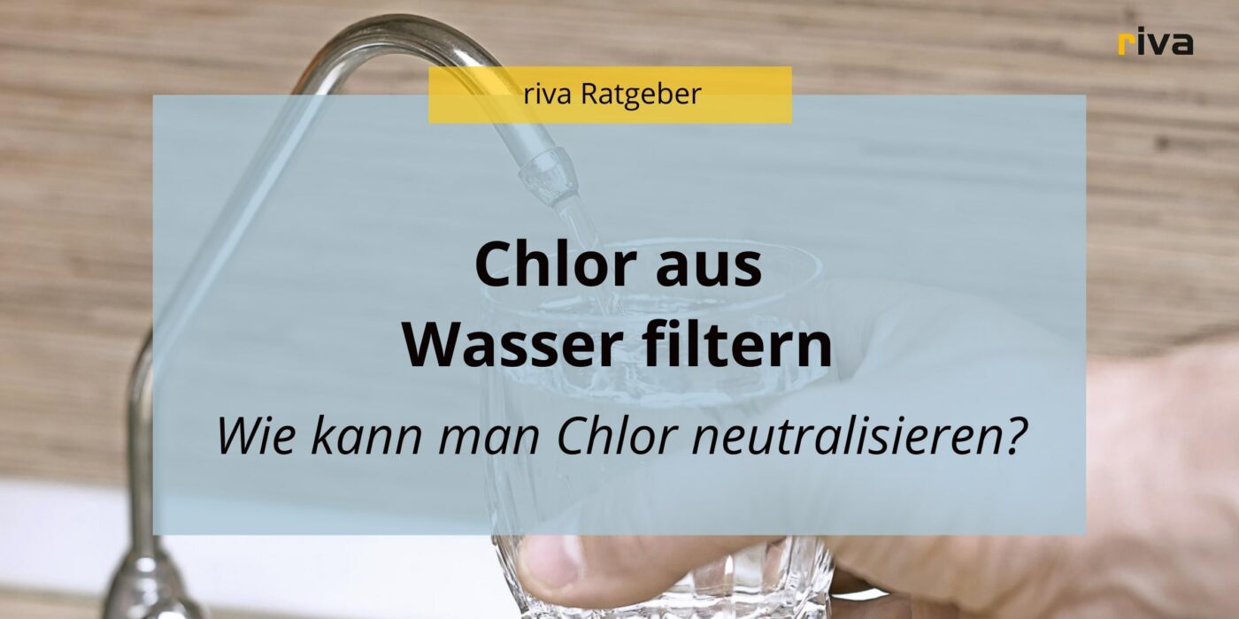 Titelbild für einen Ratgeber über Trinkwasser, auf der Grafik steht Chlor aus dem Wasser filtern, wie kann man Chlor neutralisieren? Im Hintergrund sieht man eine Hand, die ein Glas Wasser hält und dies an einem Wasserhahn auffüllt