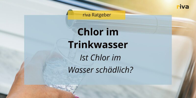 Titelbild für einen Ratgeber für Trinkwasser, auf der Grafik steht Chlor im Trinkwasser, ist Chlor im Wasser schädlich? Im Hintergrund sieht man einen Wasserhahn aus dem Wasser läuft