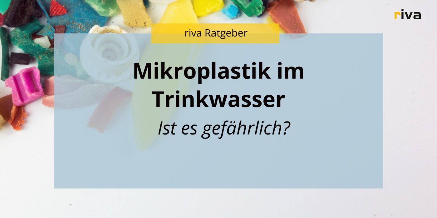 Titelbild für einen Ratgeber für Trinkwasser, auf der Grafik steht Chlor im Trinkwasser, ist Mikroplastik im Trinkwasser - ist es gefährlich? Im Hintergrund sieht kleine Mikroplastikteilchen