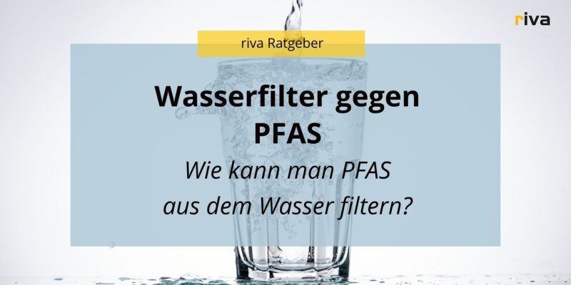 Titelbild für einen Ratgeber für Trinkwasser, auf der Grafik steht Wasserfilter gegen PFAS, wie kann man PFAS filtern. Im Hintergrund sieht man ein Glas gefüllt mit Wasser