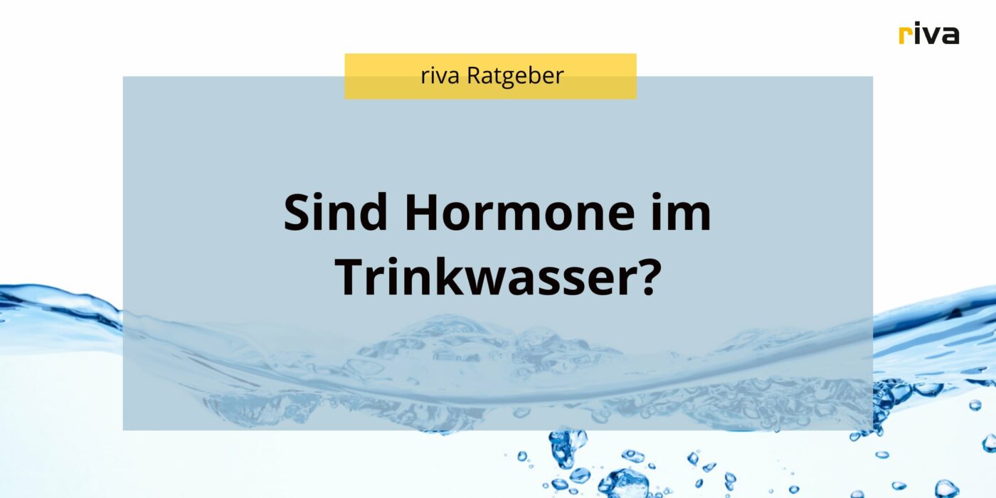 Eine Grafik auf der steht: Sind Hormone im Trinkwasser? In diesem Ratgeber geht es darum, ob Hormonrückstände im Leitungswasser nachgewiesen worden sind