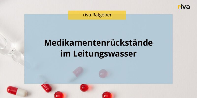 Eine Grafik auf der steht: Medikamentenrückstände im Leitungswasser. Im Hintergrund sieht man Pillen.