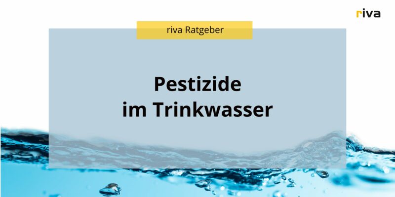 Das Bild zeigt eine Grafik mit dem Titel "Pestizide im Trinkwasser". Oben links steht "riva Ratgeber". Im unteren Bereich des Bildes sind Wellen und Wassertröpfchen zu sehen, die eine Wasseroberfläche darstellen.