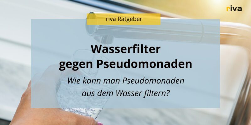 Das Bild zeigt eine Grafik mit dem Titel "Wasserfilter gegen Pseudomonaden" und dem Untertitel "Wie kann man Pseudomonaden aus dem Wasser filtern?" in schwarzem Text auf einem hellblauen Hintergrund. Im Hintergrund ist ein Wasserhahn zu sehen, aus dem Wasser in ein Glas fließt, das von einer Hand gehalten wird. Oben links befindet sich ein gelbes Banner mit der Aufschrift "riva Ratgeber", und das riva-Logo ist in der oberen rechten Ecke platziert.
