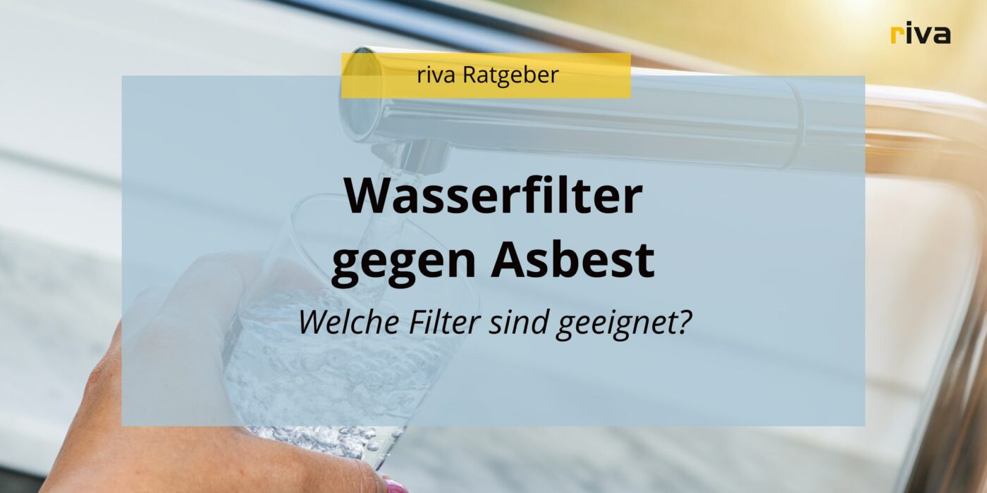 Eine Person hält ein Glas unter einen Wasserhahn. Darüber liegt ein Textfeld mit der Überschrift: 'Wasserfilter gegen Asbest' und dem Untertitel: 'Welche Filter sind geeignet?'