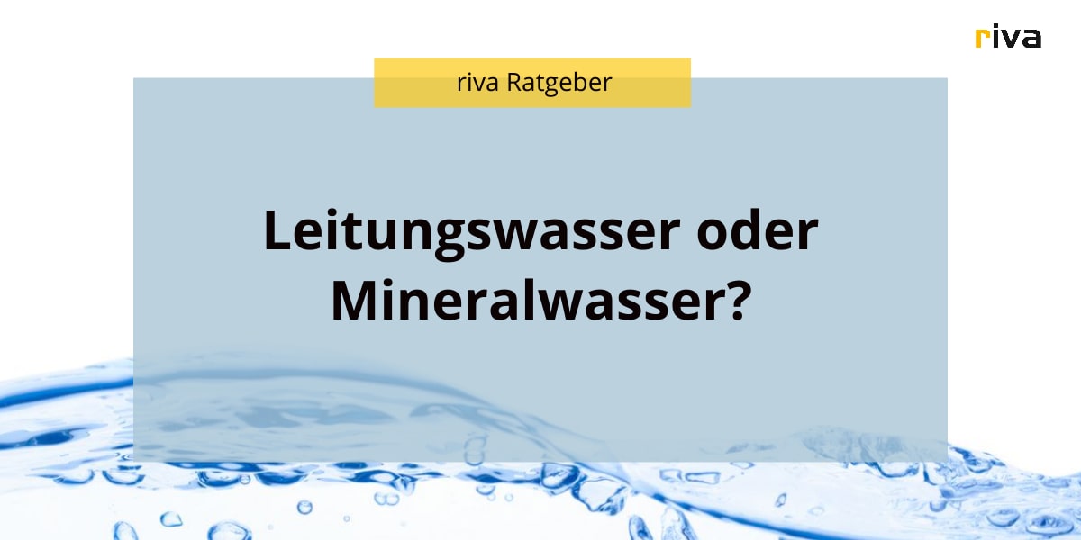 Grafik mit einem Wasserhintergrund und der Überschrift „riva Ratgeber“ in einem gelben Banner. In der Mitte steht in schwarzer Schrift die Frage: „Leitungswasser oder Mineralwasser?“