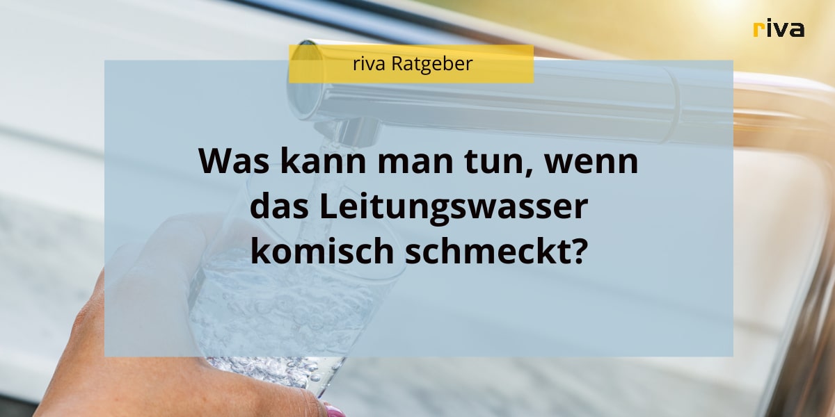 Grafik mit Wasserhintergrund und der Überschrift „riva Ratgeber“ in einem gelben Banner. In der Mitte steht in schwarzer Schrift die Frage: „Was tun, wenn Leitungswasser komisch schmeckt?“