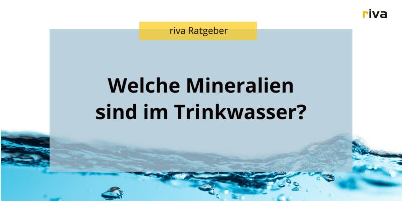 Grafik mit einem blauen Wasserhintergrund und der Überschrift „riva Ratgeber“ in einem gelben Banner. In der Mitte steht in schwarzer Schrift die Frage: „Welche Mineralien sind im Trinkwasser?“